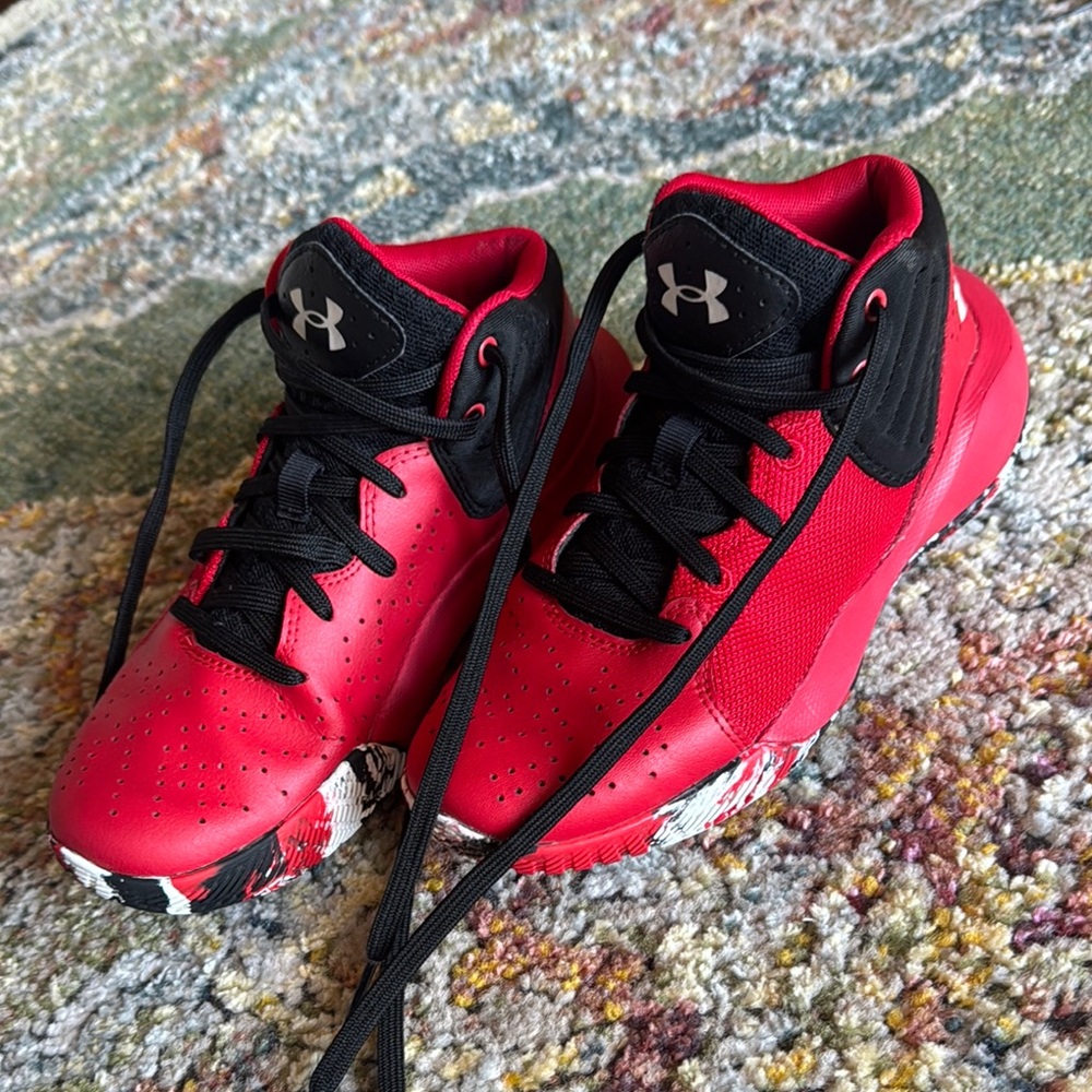 UNDER ARMOUR BOYS JET ‘21 SNEAKERS IN SZ 4Y…EXCELLENT PREOWNED CONDITION!!!